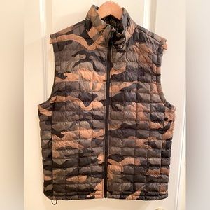 THE NORTH FACE Camouflage Vest Mens Size Large, 2 exterior & 1 interior pocket